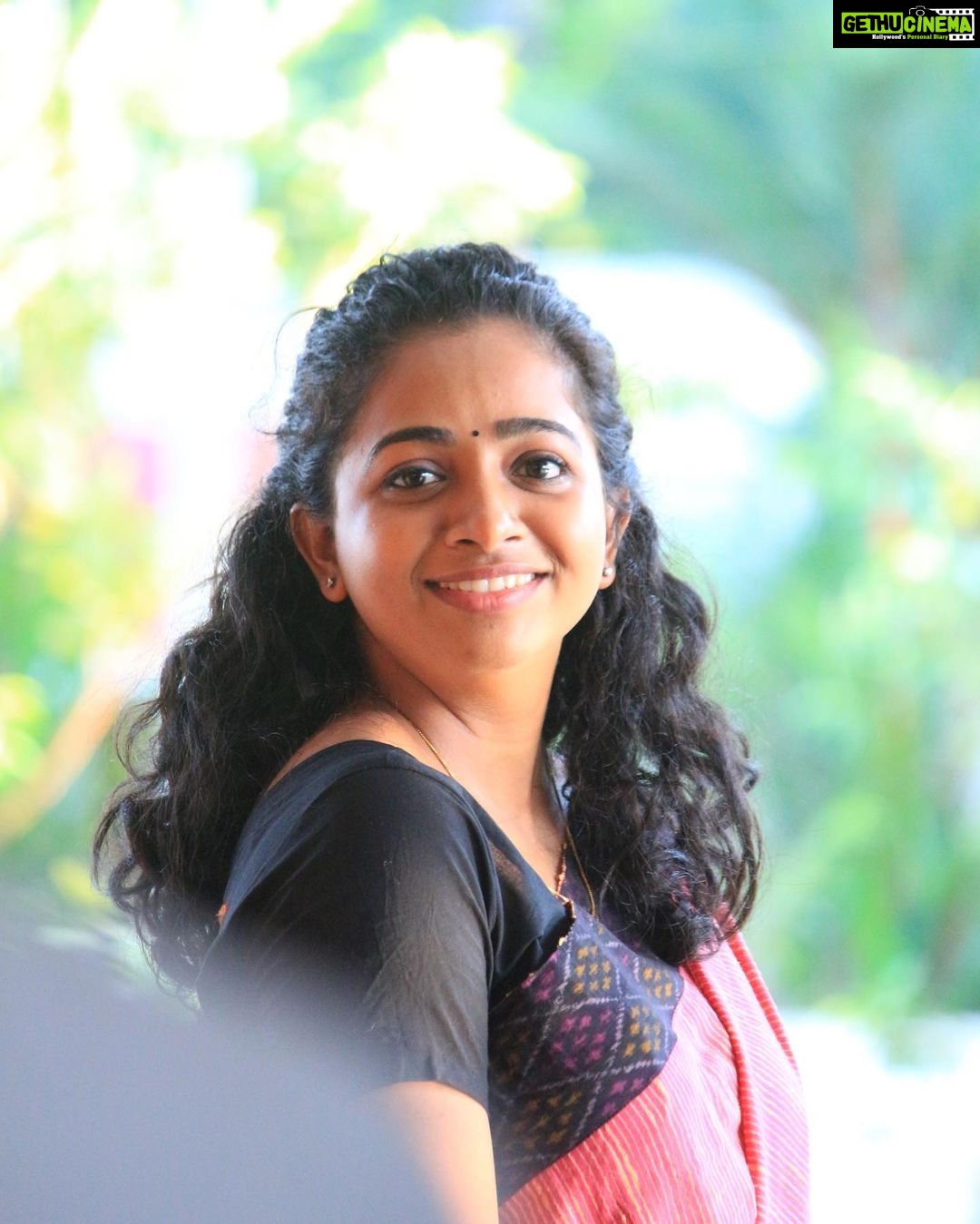 Sneha Babu Instagram - Kamala😊 Pc:- @sabareeshsajjin #karikku #samarthyashasthram