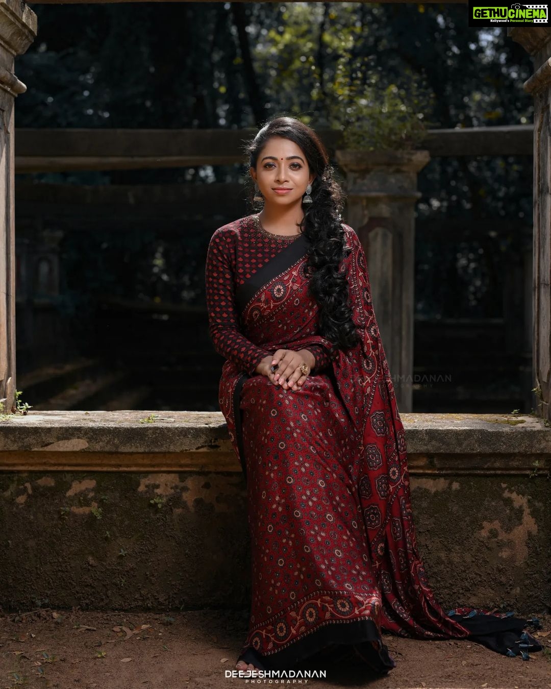 Sneha Babu Instagram - ❤ MUA:- @soumyashyam_makeupartist Outfit:- @byhand.in Pc:- @deejesh_madanan . . #red #saree #sareephotoshoot #makeup #makeover #instagram #photography