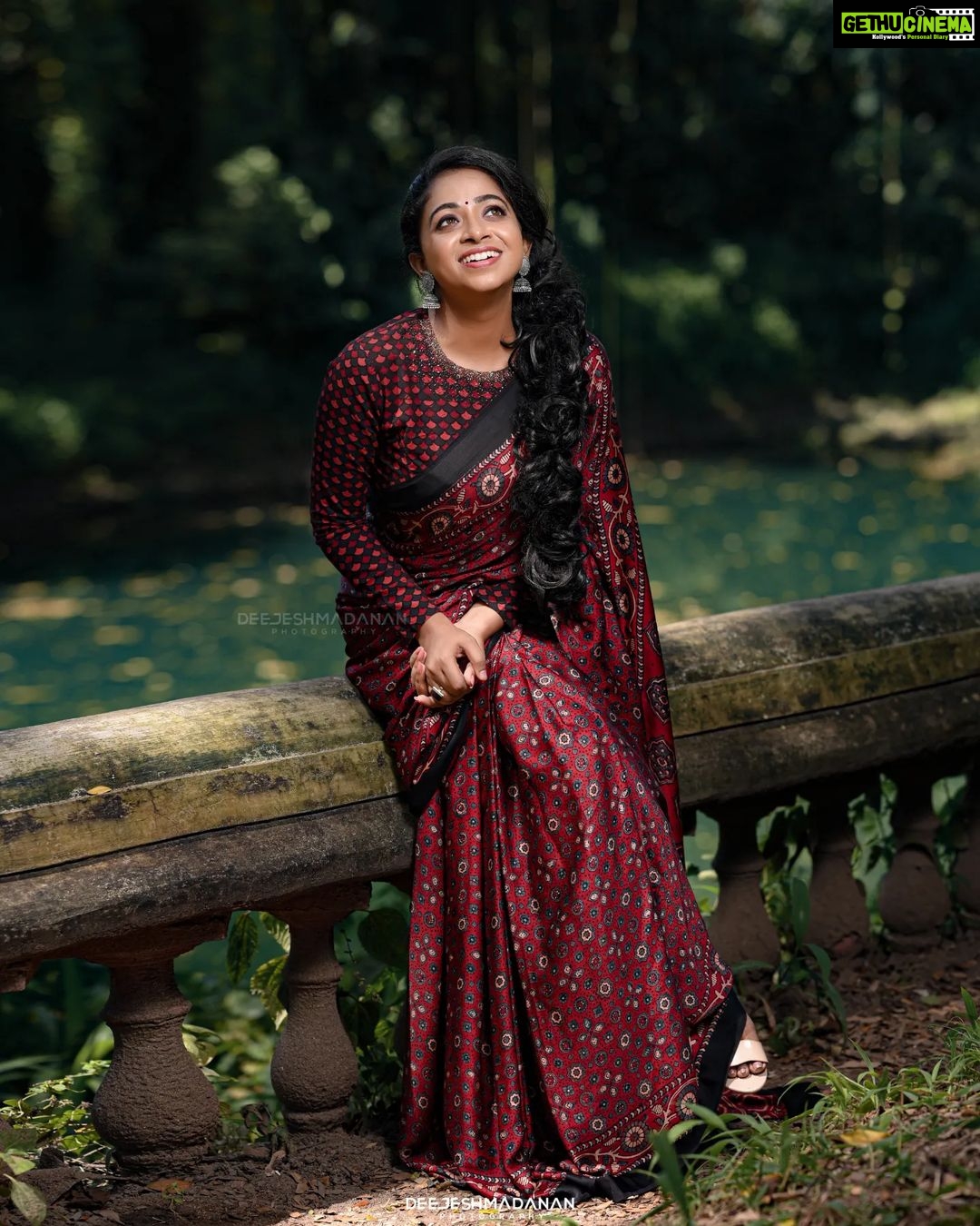 Sneha Babu Instagram - ❤ MUA:- @soumyashyam_makeupartist Outfit:- @byhand.in Pc:- @deejesh_madanan . . #red #saree #sareephotoshoot #makeup #makeover #instagram #photography