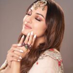 Sonakshi Sinha Instagram – Introducing the ASLI  BRIDESMAIDS of this Wedding Szn 🎺🎺

💅🏽Deets:
🤍Pearly (Medium/Almond)
🤎IRL Brown (Medium/Almond)

1 look that matches the #BigFatIndianWedding or different nails for every theme, #NAILIT with #SOEZI ✨

#ITSSOEZI #NAILIT #PRESSONS #BridalLook #BridalNails #ShinyNails #GlitterNails #NailLove #IndianWeddings #GlueOnNails l#IndianFashion #AllThingsBridal