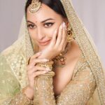 Sonakshi Sinha Instagram – POV: The Bride thinking how shes going to NAILIT at every function 💅🏼 

Mehendi ➡️ Sangeet➡️ Haldi ➡️ Shaadi ➡️ Reception ➡️ Afterparty🎺

Are you going to be a part of the #SOEZIShaadiSquad this szn? 

✨ Don’t forget to tag me and @itssoezi in your stories! 
The best ones will get a repost! 
💅🏼 deets: Demi (Medium/Almond)

#SOEZI #ITSSOEZI #SOEZIShaadi 💥