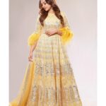 Sonakshi Sinha Instagram - Dont be mellow in yellow coz its #ShaadiSZN 💛