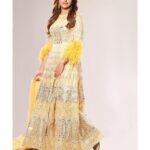Sonakshi Sinha Instagram - Dont be mellow in yellow coz its #ShaadiSZN 💛