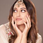Sonakshi Sinha Instagram - Introducing the ASLI BRIDESMAIDS of this Wedding Szn 🎺🎺 💅🏽Deets: 🤍Pearly (Medium/Almond) 🤎IRL Brown (Medium/Almond) 1 look that matches the #BigFatIndianWedding or different nails for every theme, #NAILIT with #SOEZI ✨ #ITSSOEZI #NAILIT #PRESSONS #BridalLook #BridalNails #ShinyNails #GlitterNails #NailLove #IndianWeddings #GlueOnNails l#IndianFashion #AllThingsBridal