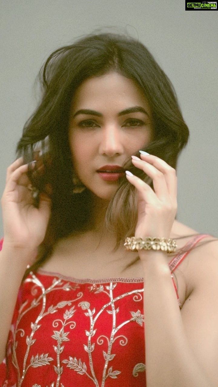 Sonal Chauhan Instagram - तेरे नाल क्यूँ लाइयाँ अँखियाँ ….. . . . . . . . . . . . . . . . . . . . . #reelitfeelit #reels #sonalchauhan #love #trending
