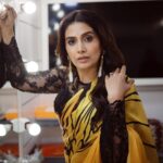 Sonali Kulkarni Instagram - 💛🖤💛 Watch महाराष्ट्राची हास्य जत्रा tonight 9pm 🤩🤩🤩 Styled by : @prachethestylist ❤️ Assisted by : @styledby_bhakti @mansixix Saree : @boveeecom @offbeatmediain Hair : @bhaktibarode_hairstylist Makeup : @truebyyouu Coordin @sujeetyadav4058 Photos by : @dadhi_wala