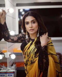 Sonali Kulkarni Instagram - 💛🖤💛
Watch महाराष्ट्राची हास्य जत्रा tonight 9pm 🤩🤩🤩

Styled by : @prachethestylist ❤️
Assisted by : @styledby_bhakti @mansixix
Saree : @boveeecom
@offbeatmediain
Hair : @bhaktibarode_hairstylist
Makeup : @truebyyouu
Coordin @sujeetyadav4058 
Photos by : @dadhi_wala