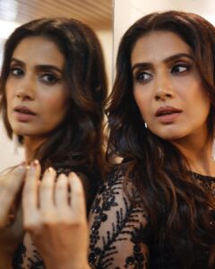 Sonali Kulkarni Instagram - 💛🖤💛
Watch महाराष्ट्राची हास्य जत्रा tonight 9pm 🤩🤩🤩

Styled by : @prachethestylist ❤️
Assisted by : @styledby_bhakti @mansixix
Saree : @boveeecom
@offbeatmediain
Hair : @bhaktibarode_hairstylist
Makeup : @truebyyouu
Coordin @sujeetyadav4058 
Photos by : @dadhi_wala
