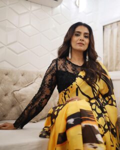 Sonali Kulkarni Instagram - 💛🖤💛
Watch महाराष्ट्राची हास्य जत्रा tonight 9pm 🤩🤩🤩

Styled by : @prachethestylist ❤️
Assisted by : @styledby_bhakti @mansixix
Saree : @boveeecom
@offbeatmediain
Hair : @bhaktibarode_hairstylist
Makeup : @truebyyouu
Coordin @sujeetyadav4058 
Photos by : @dadhi_wala