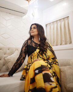Sonali Kulkarni Instagram - 💛🖤💛
Watch महाराष्ट्राची हास्य जत्रा tonight 9pm 🤩🤩🤩

Styled by : @prachethestylist ❤️
Assisted by : @styledby_bhakti @mansixix
Saree : @boveeecom
@offbeatmediain
Hair : @bhaktibarode_hairstylist
Makeup : @truebyyouu
Coordin @sujeetyadav4058 
Photos by : @dadhi_wala