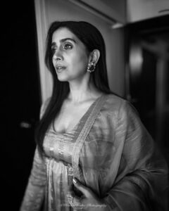 Sonali Kulkarni Instagram - Light is easy to love..
Isn’t it..
Here’s my dark side..

Styling - @prachethestylist 
Assisted by - @styledby_bhakti 
Outfit - @shantibanaras
@elevate_promotions
Jewellery - @studio6jewels
Hair - @bhaktiborade_hairstylist 
Photos - @pranavgodsephotography