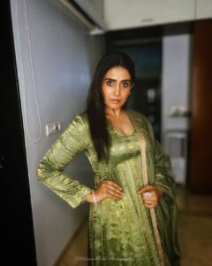 Sonali Kulkarni Instagram - Light is easy to love..
Isn’t it..
Here’s my dark side..

Styling - @prachethestylist 
Assisted by - @styledby_bhakti 
Outfit - @shantibanaras
@elevate_promotions
Jewellery - @studio6jewels
Hair - @bhaktiborade_hairstylist 
Photos - @pranavgodsephotography