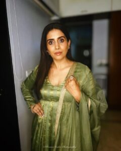 Sonali Kulkarni Instagram - Light is easy to love..
Isn’t it..
Here’s my dark side..

Styling - @prachethestylist 
Assisted by - @styledby_bhakti 
Outfit - @shantibanaras
@elevate_promotions
Jewellery - @studio6jewels
Hair - @bhaktiborade_hairstylist 
Photos - @pranavgodsephotography