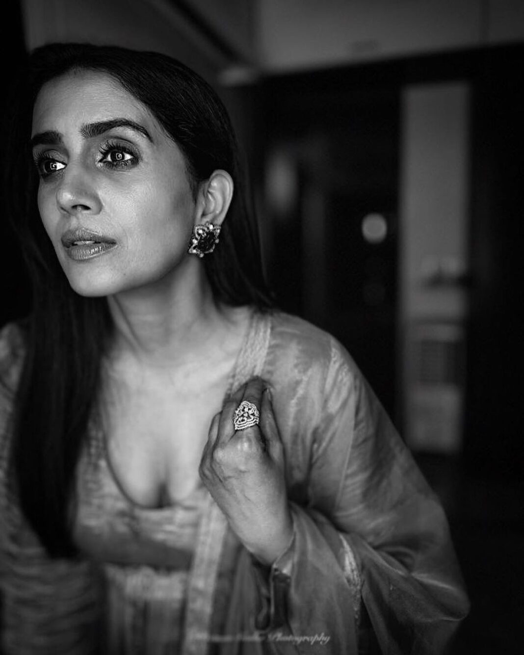 Sonali Kulkarni Instagram - Light is easy to love.. Isn’t it.. Here’s my dark side.. Styling - @prachethestylist Assisted by - @styledby_bhakti Outfit - @shantibanaras @elevate_promotions Jewellery - @studio6jewels Hair - @bhaktiborade_hairstylist Photos - @pranavgodsephotography
