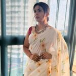 Sonali Kulkarni Instagram - I'm loving this light.. Saree @the_haelli Styled by @prachethestylist Hair @bhaktiborade_hairstylist #lookstyle #ootd #ootdfashion #saarilove #floraldesign #actress #bollywoodfashion #bollywoodactresses #divastyle