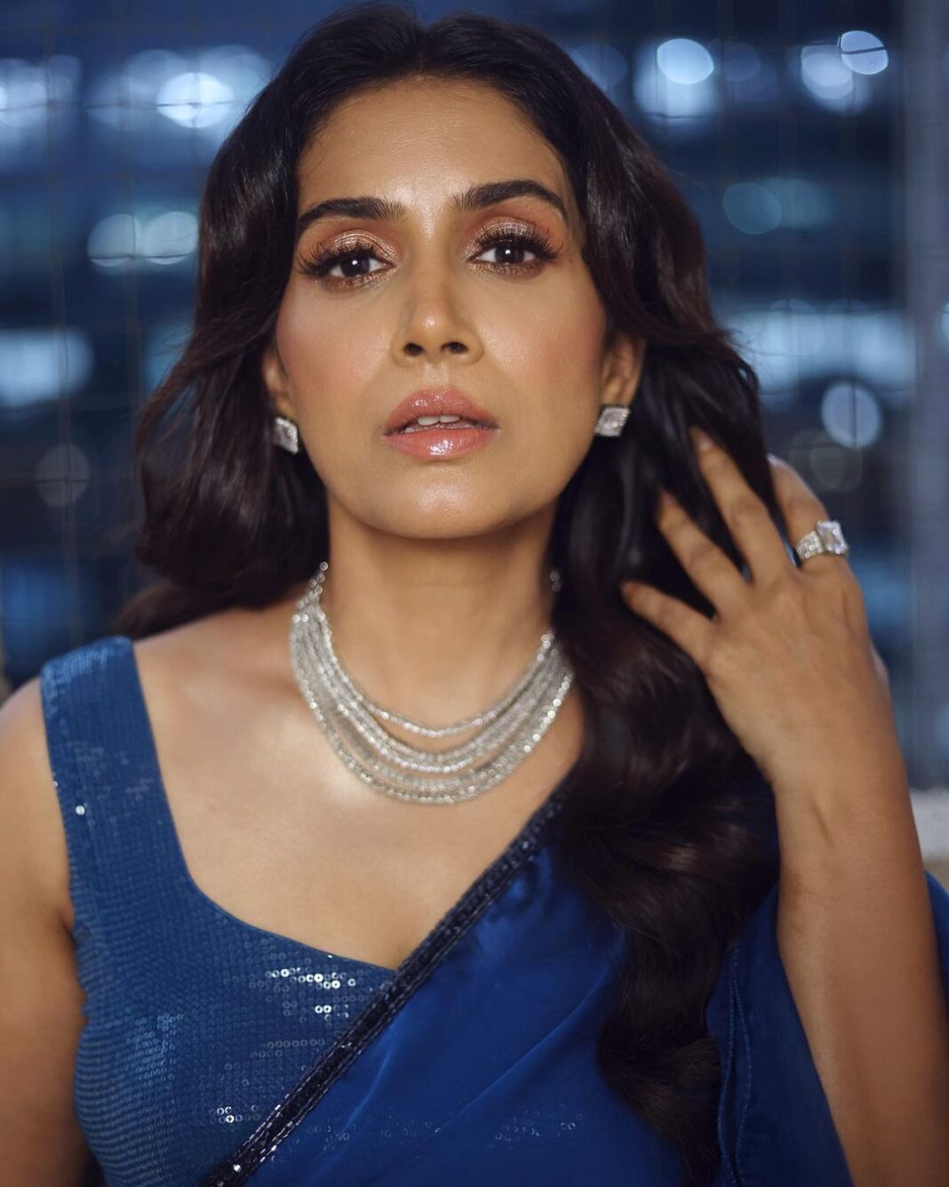 Sonali Kulkarni Instagram - Shimmery nights 💙
Styled by : @prachethestylist ❤️
Assisted by : @styledby_bhakti @mansixix
Saree : @the.almaree
Jewlery : @studio6jewels
Hair : @bhaktibarode_hairstylist
Makeup : @muabyshailesh @makeupandhair_by_anita
Coordinator: @sujeetyadav4058
📸 : @shruu_t Sonali Kulkarni Instagram - Shimmery nights 💙 Styled by : @prachethestylist ❤️ Assisted by : @styledby_bhakti @mansixix Saree : @the.almaree Jewlery : @studio6jewels Hair : @bhaktibarode_hairstylist Makeup : @muabyshailesh @makeupandhair_by_anita Coordinator: @sujeetyadav4058 📸 : @shruu_t