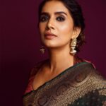 Sonali Kulkarni Instagram - I believe in the power of my dreams 🌿 Styled by - @prachethestylist Assisted by - @styledby_bhakti Outfit - @aura_benaras Jewlery - @studio6jewels Hair - @bhaktiborade_hairstylist Makeup - @truebyyouu Photos - @shruu_t For @star_pravah 💕⭐️