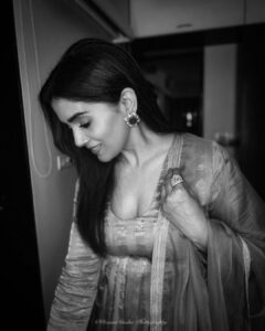 Sonali Kulkarni Instagram - Light is easy to love..
Isn’t it..
Here’s my dark side..

Styling - @prachethestylist 
Assisted by - @styledby_bhakti 
Outfit - @shantibanaras
@elevate_promotions
Jewellery - @studio6jewels
Hair - @bhaktiborade_hairstylist 
Photos - @pranavgodsephotography