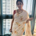 Sonali Kulkarni Instagram - I'm loving this light.. Saree @the_haelli Styled by @prachethestylist Hair @bhaktiborade_hairstylist #lookstyle #ootd #ootdfashion #saarilove #floraldesign #actress #bollywoodfashion #bollywoodactresses #divastyle