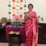 Sonali Kulkarni Instagram - गणपती गेले गावाला.. चैन पडेना आम्हाला 🙏💕💕 This year’s Ganeshotsav was filled with new work, meeting friends, travelling and having young guests home 🤗 feeling happy 😇 Thank you Hemangi hatkar - @aradhya_creation_ for this beautiful मखर.. and Asmita Gahankari - @uniqoart_ for this love आरास 🌸🌸🌸 #ganpatibappamorya #ganpativisarjan #morya #gharchaganpati #gharchabappa #homedecoration #ganpatidecoration #sonalikulkarni #bollywoodactress #ootd