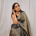 Sonali Kulkarni Instagram - Starry night ✨ Styled by : @prachethestylist Assisted by : @styledby_bhakti @mansixix Saree : @turajaofficial Jewellery : @shesaidyes.plv_jewellery Managed by : @offbeatmediain Hair : @bhaktiborade_hairstylist Makeup : @shridharparab7906 📸 : @prachethestylist ❤️