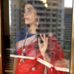 Sonali Kulkarni Instagram - लाल इश्क ❤️ .. Saree : @mintnoranges Jewlery : @pinklanebyrashi @offbeatmediain Styled by : @prachethestylist Assisted by : @styledby_bhakti HMU : @bhaktiborade_hairstylist Coordinator: @sujeetyadav4058 📸 - shruu_t
