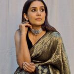 Sonali Kulkarni Instagram - Starry night ✨ Styled by : @prachethestylist Assisted by : @styledby_bhakti @mansixix Saree : @turajaofficial Jewellery : @shesaidyes.plv_jewellery Managed by : @offbeatmediain Hair : @bhaktiborade_hairstylist Makeup : @shridharparab7906 📸 : @prachethestylist ❤️