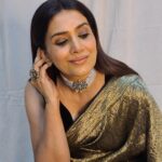 Sonali Kulkarni Instagram - Starry night ✨ Styled by : @prachethestylist Assisted by : @styledby_bhakti @mansixix Saree : @turajaofficial Jewellery : @shesaidyes.plv_jewellery Managed by : @offbeatmediain Hair : @bhaktiborade_hairstylist Makeup : @shridharparab7906 📸 : @prachethestylist ❤️