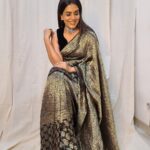Sonali Kulkarni Instagram - Starry night ✨ Styled by : @prachethestylist Assisted by : @styledby_bhakti @mansixix Saree : @turajaofficial Jewellery : @shesaidyes.plv_jewellery Managed by : @offbeatmediain Hair : @bhaktiborade_hairstylist Makeup : @shridharparab7906 📸 : @prachethestylist ❤️