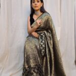 Sonali Kulkarni Instagram - Starry night ✨ Styled by : @prachethestylist Assisted by : @styledby_bhakti @mansixix Saree : @turajaofficial Jewellery : @shesaidyes.plv_jewellery Managed by : @offbeatmediain Hair : @bhaktiborade_hairstylist Makeup : @shridharparab7906 📸 : @prachethestylist ❤️