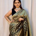 Sonali Kulkarni Instagram - Starry night ✨ Styled by : @prachethestylist Assisted by : @styledby_bhakti @mansixix Saree : @turajaofficial Jewellery : @shesaidyes.plv_jewellery Managed by : @offbeatmediain Hair : @bhaktiborade_hairstylist Makeup : @shridharparab7906 📸 : @prachethestylist ❤️