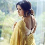 Sonali Kulkarni Instagram - Golden light 💛 Styled by : @prachethestylist ❤️ Assisted by : @styledby_bhakti @mansixix Saree : @shantibanaras Managed by : @elevate_promotions Jewlery : @azotiique Hair : @bhaktibarode_hairstylist Makeup : @shridharparab7906 Coordin : @sujeetyadav4058 📸 : @shruu_t