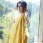 Sonali Kulkarni Instagram - Golden light 💛 Styled by : @prachethestylist ❤️ Assisted by : @styledby_bhakti @mansixix Saree : @shantibanaras Managed by : @elevate_promotions Jewlery : @azotiique Hair : @bhaktibarode_hairstylist Makeup : @shridharparab7906 Coordin : @sujeetyadav4058 📸 : @shruu_t