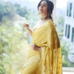 Sonali Kulkarni Instagram - Golden light 💛 Styled by : @prachethestylist ❤️ Assisted by : @styledby_bhakti @mansixix Saree : @shantibanaras Managed by : @elevate_promotions Jewlery : @azotiique Hair : @bhaktibarode_hairstylist Makeup : @shridharparab7906 Coordin : @sujeetyadav4058 📸 : @shruu_t