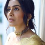 Sonali Kulkarni Instagram - Golden light 💛 Styled by : @prachethestylist ❤️ Assisted by : @styledby_bhakti @mansixix Saree : @shantibanaras Managed by : @elevate_promotions Jewlery : @azotiique Hair : @bhaktibarode_hairstylist Makeup : @shridharparab7906 Coordin : @sujeetyadav4058 📸 : @shruu_t