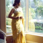 Sonali Kulkarni Instagram - Golden light 💛 Styled by : @prachethestylist ❤️ Assisted by : @styledby_bhakti @mansixix Saree : @shantibanaras Managed by : @elevate_promotions Jewlery : @azotiique Hair : @bhaktibarode_hairstylist Makeup : @shridharparab7906 Coordin : @sujeetyadav4058 📸 : @shruu_t