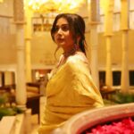 Sonali Kulkarni Instagram - Sunshine.. At Press conference of ‘Dharavi Bank’ Styled by : @prachethestylist ❤️ Assisted by : @styledby_bhakti @mansixix Saree : @shantibanaras Managed by: @elevate_promotions Jewlery : @azotiique Hair : @bhaktibarode_hairstylist Makeup : @shridharparab7906 Coordin : @sujeetyadav4058 📸 : @shruu_t #DharaviBank #mxplayeroriginals #MXplayer