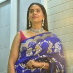 Sonali Kulkarni Instagram - Being joyous doesn’t cost much.. 💙 Styled by : @prachethestylist ❤️ Assisted by : @styledby_bhakti @mansixix Saree : @aura_benaras Jewellery : @azotiique MUA : @shridharparab7906 Hair : @bhaktiborade_hairstylist Coordinator: @sujeetyadav4058 📸 : Dinesh Bhadsale