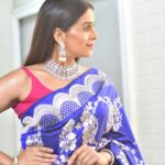 Sonali Kulkarni Instagram - Being joyous doesn’t cost much.. 💙 Styled by : @prachethestylist ❤️ Assisted by : @styledby_bhakti @mansixix Saree : @aura_benaras Jewellery : @azotiique MUA : @shridharparab7906 Hair : @bhaktiborade_hairstylist Coordinator: @sujeetyadav4058 📸 : Dinesh Bhadsale