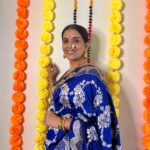 Sonali Kulkarni Instagram - आली माझ्या घरी ही दिवाळी 🤗 🌟🌟🌟💙🌟🌟🌟 Saree - @aura_benaras Styled by - @prachethestylist Assisted by - @styledby_bhakti @mansixix #happydiwali #festiveseason #loveandlight