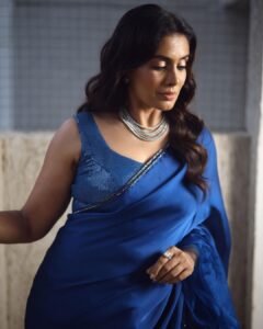 Sonali Kulkarni Instagram - Shimmery nights 💙

Styled by : @prachethestylist ❤️
Assisted by : @styledby_bhakti @mansixix
Saree : @the.almaree
Jewlery : @studio6jewels
Hair : @bhaktibarode_hairstylist
Makeup : @muabyshailesh @makeupandhair_by_anita 
Coordinator: @sujeetyadav4058
📸 :  @shruu_t