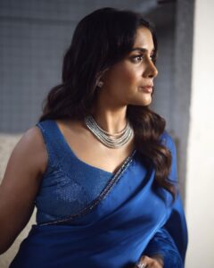 Sonali Kulkarni Instagram - Shimmery nights 💙

Styled by : @prachethestylist ❤️
Assisted by : @styledby_bhakti @mansixix
Saree : @the.almaree
Jewlery : @studio6jewels
Hair : @bhaktibarode_hairstylist
Makeup : @muabyshailesh @makeupandhair_by_anita 
Coordinator: @sujeetyadav4058
📸 :  @shruu_t