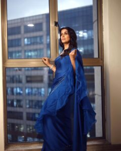 Sonali Kulkarni Instagram - Shimmery nights 💙

Styled by : @prachethestylist ❤️
Assisted by : @styledby_bhakti @mansixix
Saree : @the.almaree
Jewlery : @studio6jewels
Hair : @bhaktibarode_hairstylist
Makeup : @muabyshailesh @makeupandhair_by_anita 
Coordinator: @sujeetyadav4058
📸 :  @shruu_t