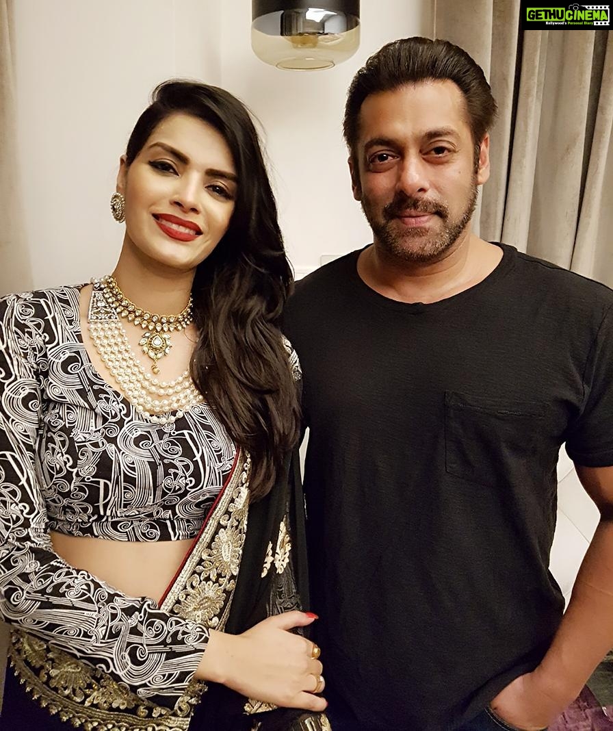 Sonali Raut Instagram - Always good to see @beingsalmankhan #diwaliparty #salman #bigboss