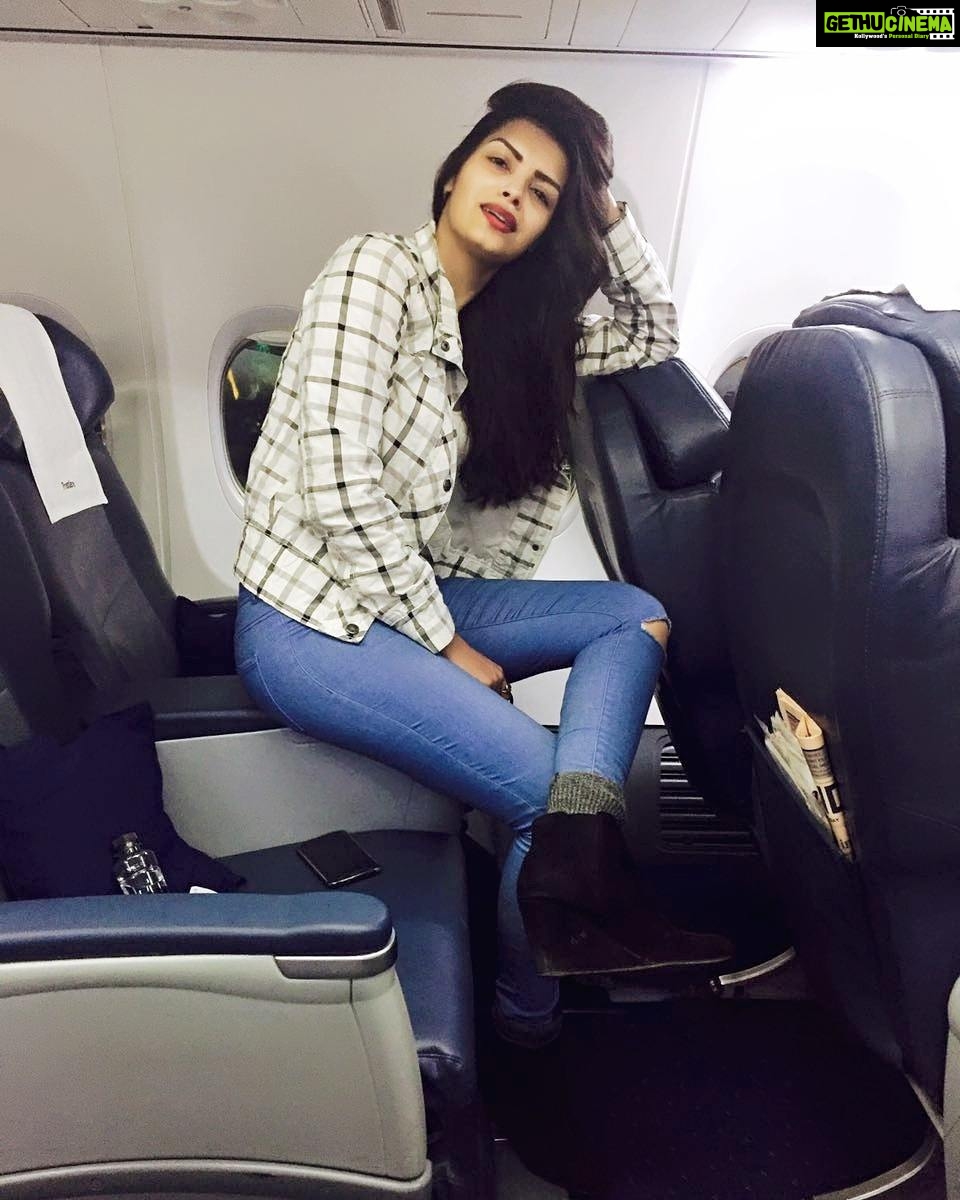 Sonali Raut Instagram - Early morning flight ....#Delhi #mp #event #ultratech #corporate #show #performance. Igi Airport Terminal 1, New Delhi