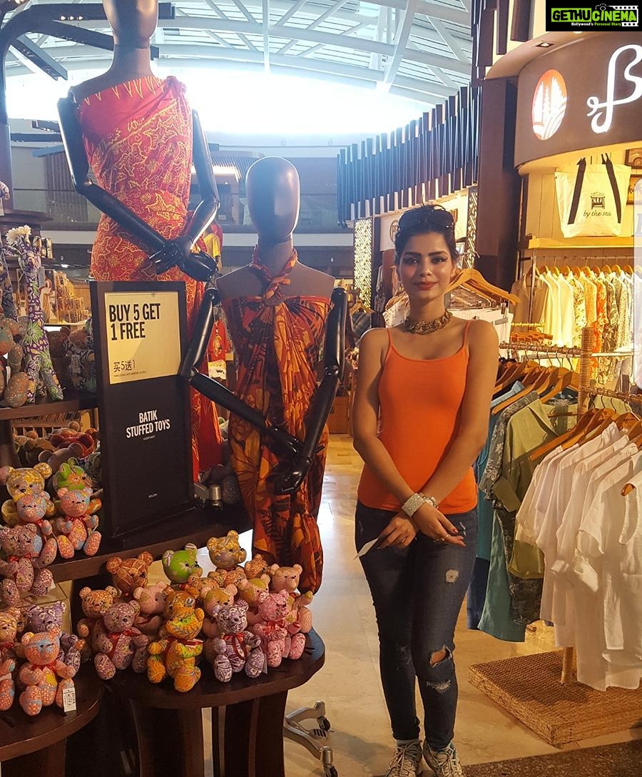 Sonali Raut Instagram - Airport shopping always fun!!!!! #travel #airportdiaries #shopping