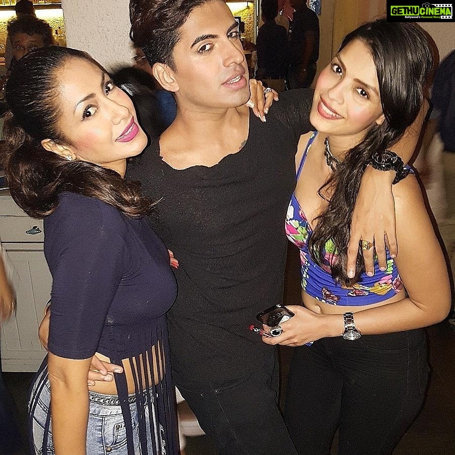 Sonali Raut Instagram - #aboutlastnight was great meeting few old friends after a long time. #performer #friends #nighout