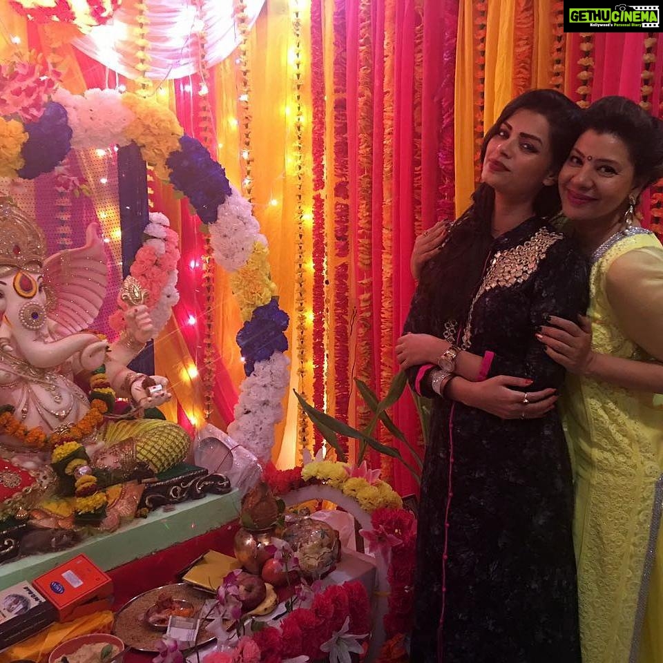 Sonali Raut Instagram - After missing first two days of Ganesh Chaturthi Celebration. Finally visited @sambhavanasethofficial house for Ganpati Puja. Mesmerising Decor. Beautiful Bappa! #ganpati #mumbai #peace #positivevibes