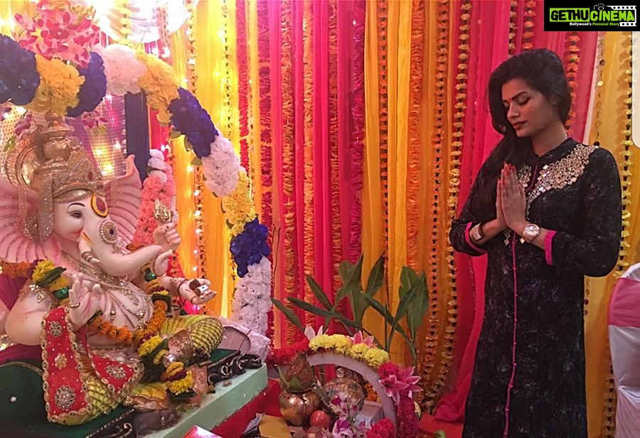 Sonali Raut Instagram - May Lord bring prosperity, happiness and wellness in your life. Ganpati Bappa Moriya!