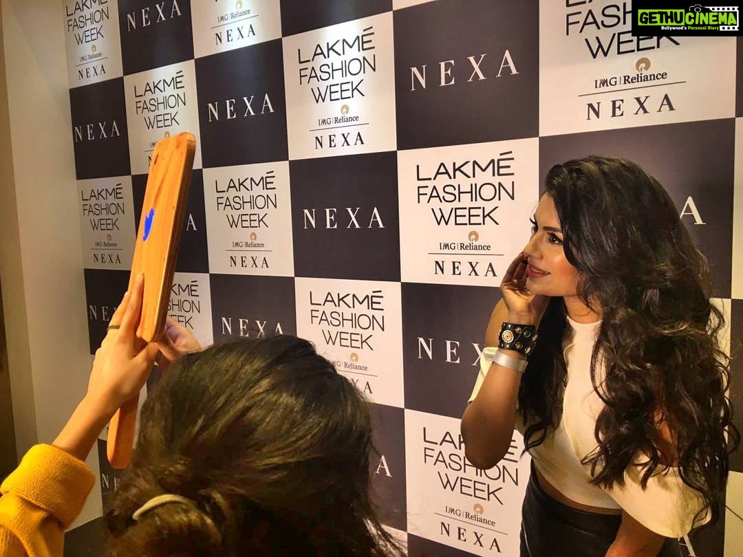 Sonali Raut Instagram - Live Tweet n insta at Lakmé Fashion Week...so cool